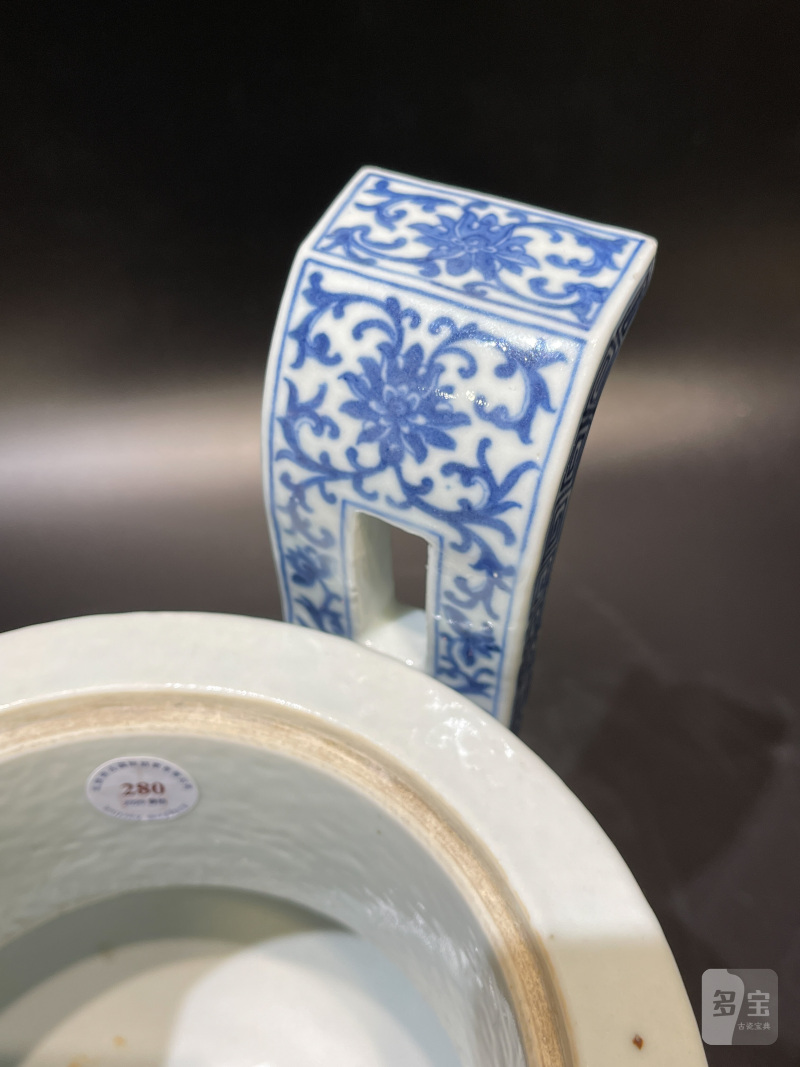 清 青花莲托八宝纹朝冠耳炉 - 图18